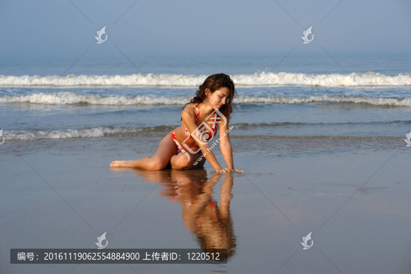 海灘上的美麗的女孩