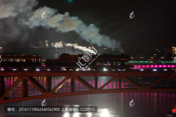 在橋上顯示列車