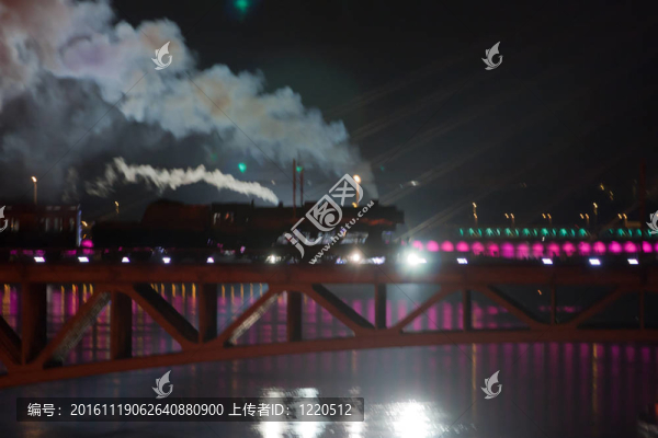 在橋上顯示列車