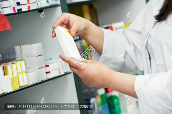 化學(xué)藥品的特寫鏡頭的手