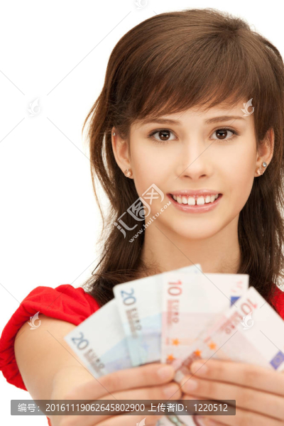 十幾歲的女孩用歐元現(xiàn)金