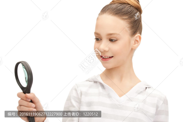帶放大鏡的十幾歲女孩