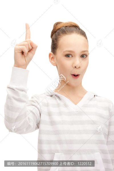 十幾歲的女孩用手指了