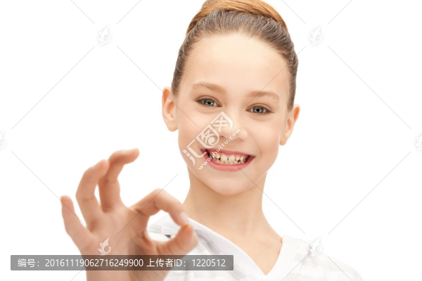 可愛的少女顯示確定的跡象