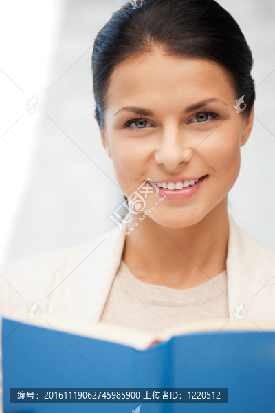 幸福和微笑的女人帶著書