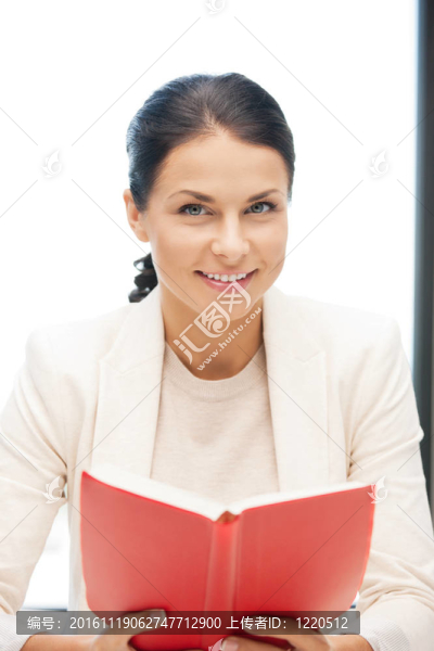 幸福和微笑的女人帶著書(shū)