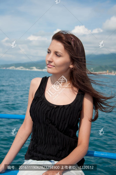 海上游艇上美麗的年輕女子