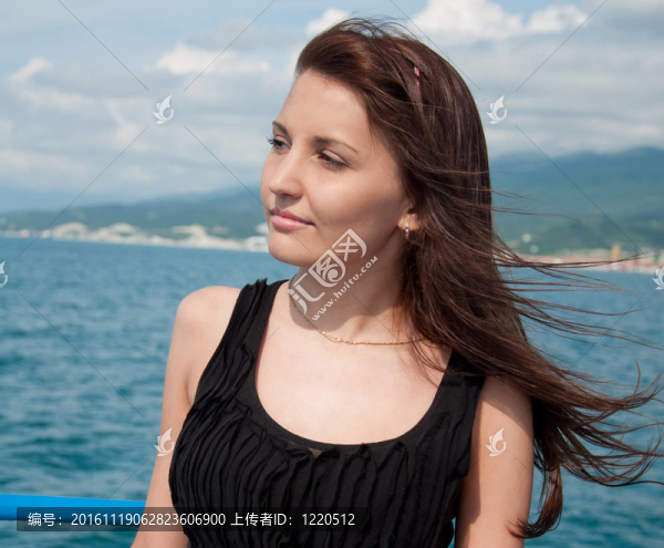 海上游艇上美麗的年輕女子