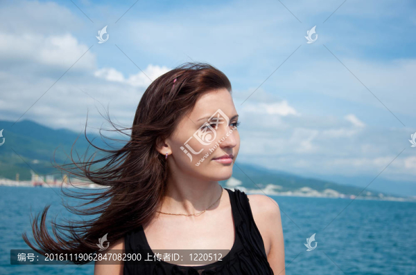 海上游艇上美麗的年輕女子