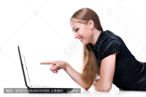 可愛的女人拿著筆記本電腦