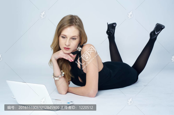 迷人的金發(fā)女孩與筆記本電腦