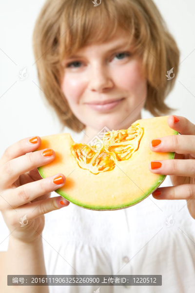 與甜瓜的女人