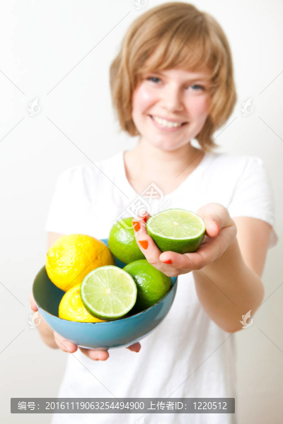 有檸檬和石灰的女人
