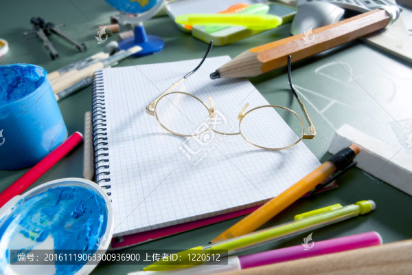 回到學(xué)校還在黑板上畫鉛筆畫