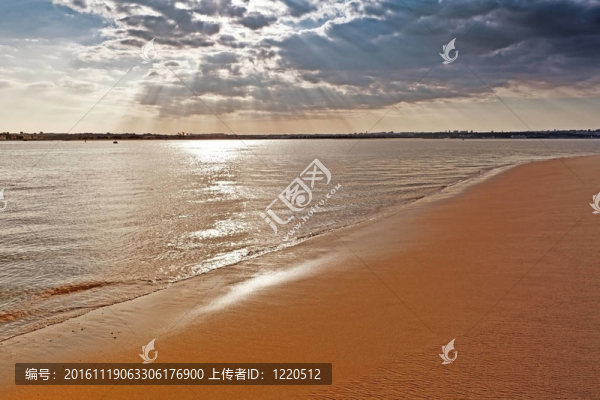 在河林的海灘。