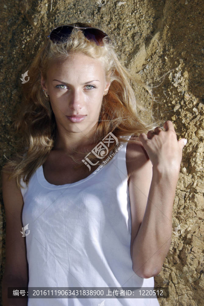 金發(fā)碧眼的附近的巖石