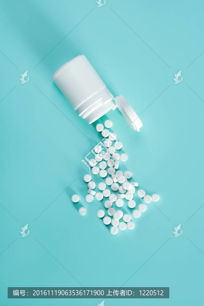 瓶與白丸出來的綠色背景醫(yī)療概念