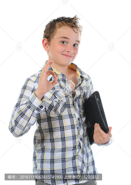 快樂的小男孩帶著筆記本電腦。