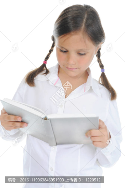 小女孩拿著她的書