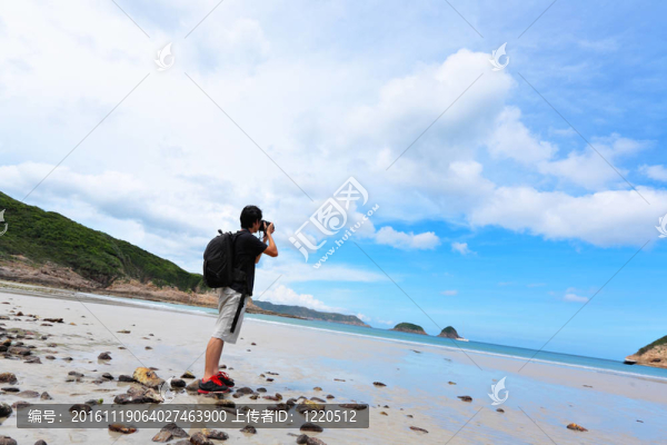 攝影師在海灘上拍照