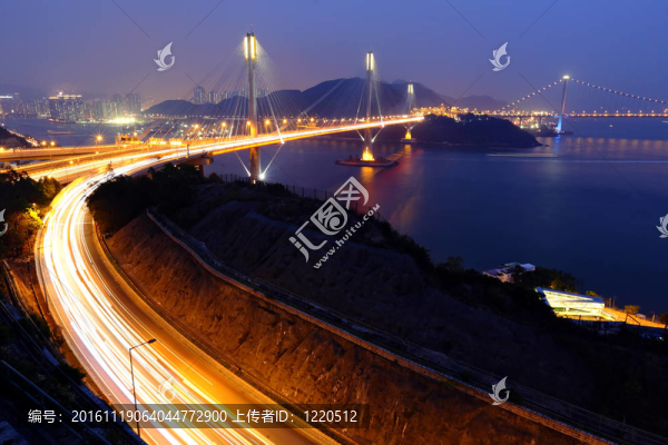 晚上Ting,Kau公路和橋梁