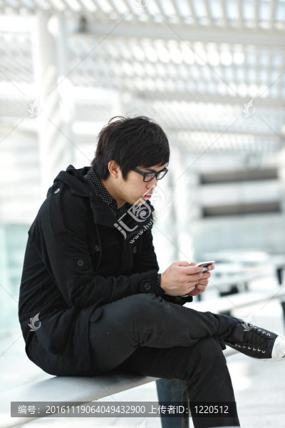 手機上的男人發(fā)短信