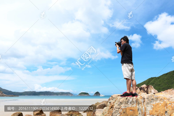 攝影師在海灘上拍照
