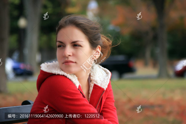 美麗的女孩在秋天的公園