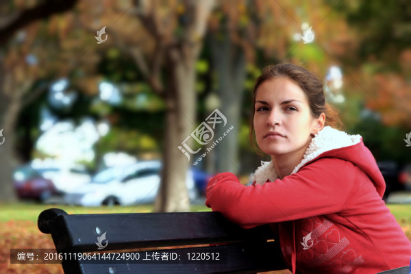 美麗的女孩在秋天的公園