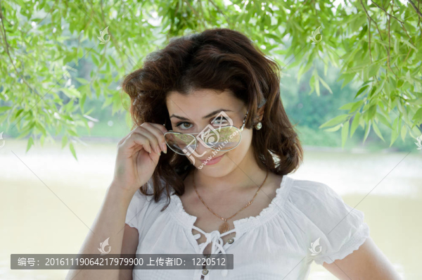 夏天公園里的美麗的女孩