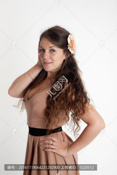 穿一個淺褐色的連衣裙的女孩