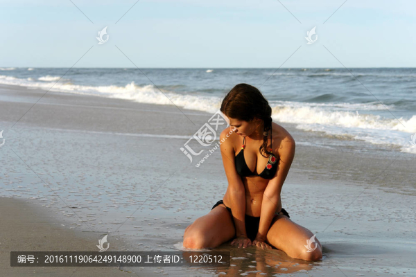 海灘上的年輕女人