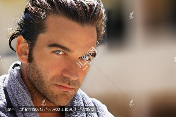 男人的臉靠近