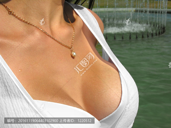 美麗的女人在白色的胸罩