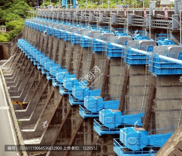大Sluice,Gates在一個(gè)大壩-匯圖網(wǎng) www.fosd68.com 大Sluice,Gates在一個(gè)大壩