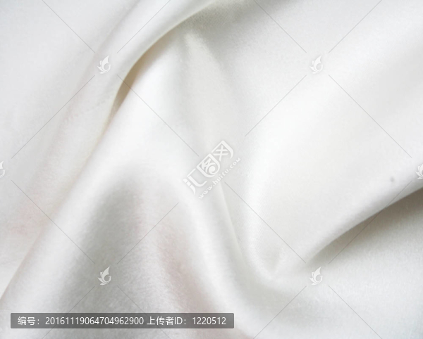 以流暢的優(yōu)雅的白色絲綢為背景