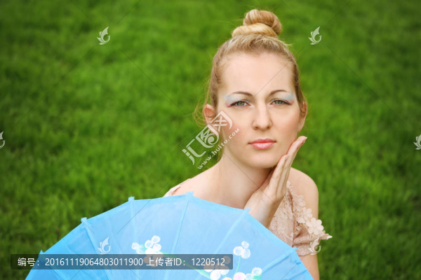 漂亮的金發(fā)女孩藝伎化妝