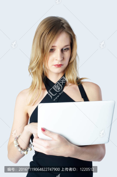 迷人的金發(fā)女孩與筆記本電腦