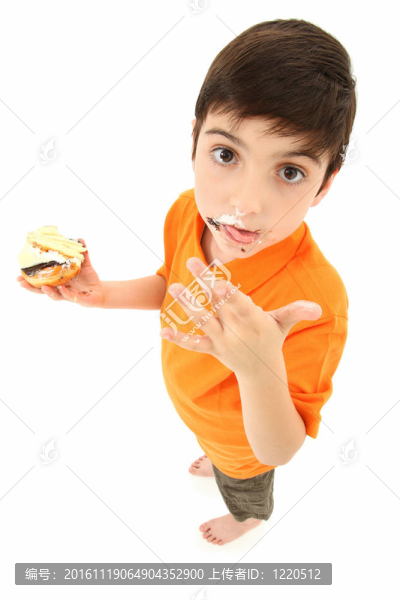 誘人的男孩舔巧克力手指