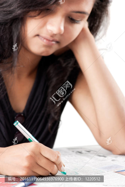 緊張的美麗的印度女孩寫作