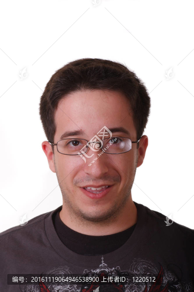 年輕人在戴眼鏡的年輕人