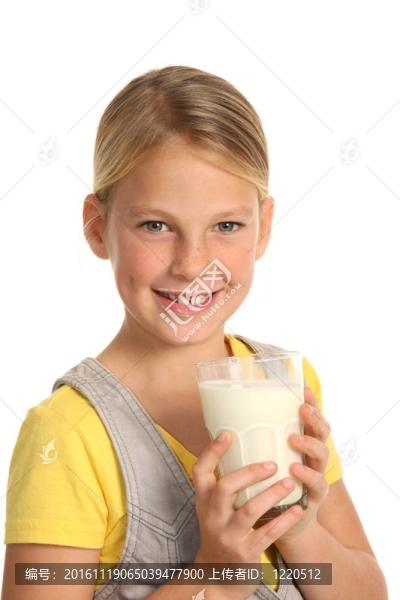 年輕女孩喝牛奶