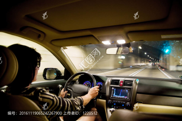 女人開車進了一個隧道