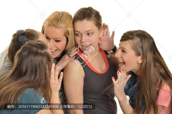 女孩在學校很高興