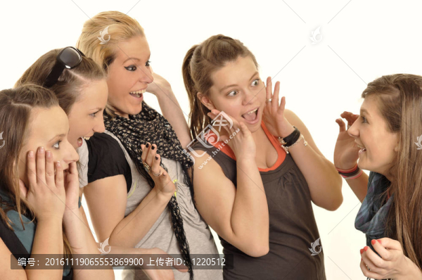 女孩在學(xué)校很高興