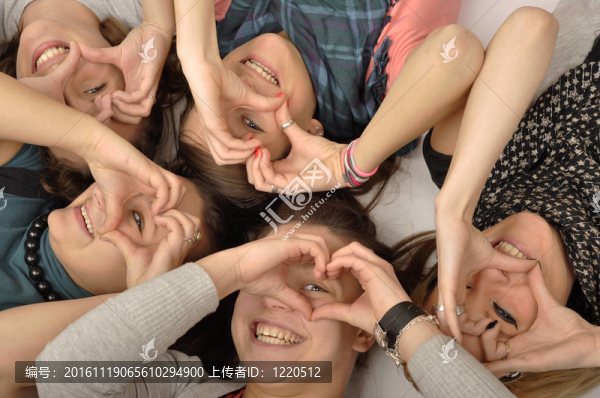 女孩在學(xué)校很高興