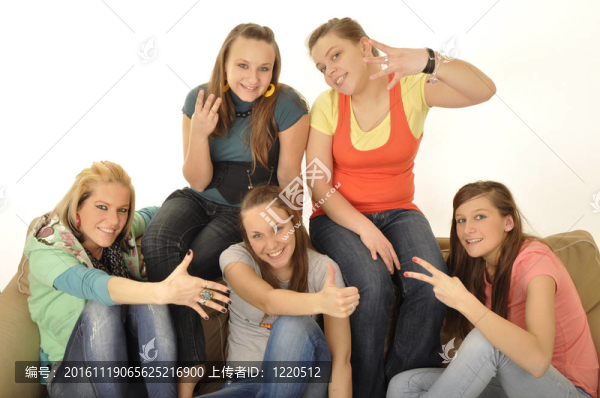 女孩在學校很高興