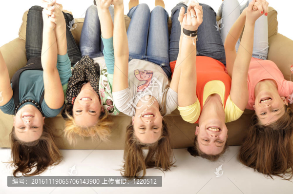 女孩在學(xué)校很高興