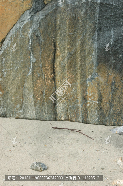 棍棒和石頭可能打碎我的骨頭。墓墓石背景。