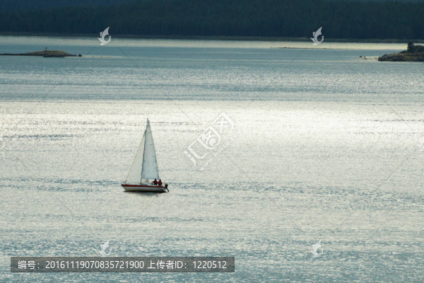 海上孤獨(dú)的小游艇